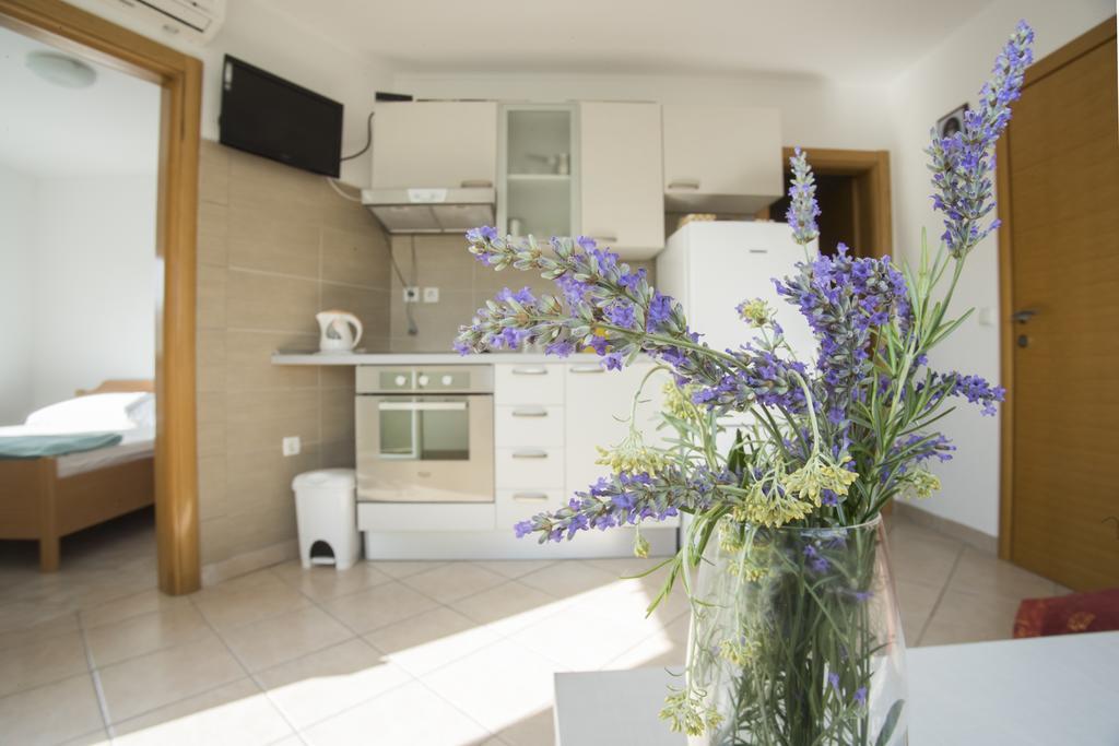 Jela Apartments Нин Екстериор снимка